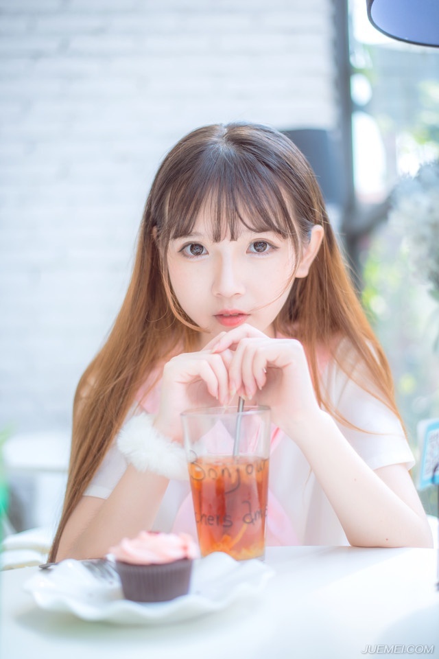 “多谢夫君体谅。”大乔微微松了口气，见小乔还站在那里不动，不由有些气急，拉了拉妹妹的手。