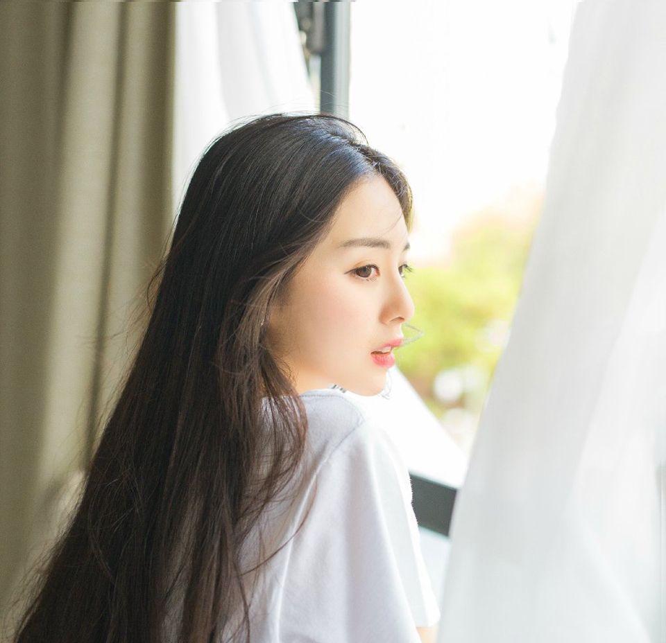 “主公恕罪，习惯。”贾诩苦笑着点点头：“其实以周瑜之能，若他反抗，孙权没有太多力量阻止，但那样一来，江东人心将会分裂，无数年之功不足以平复，而江东，现在没有时间经历一次改朝换代，而周瑜也没这份野心，孙权这两年一直在默默地培植自己的势力，也因此，江东已经隐隐出现矛盾，虽然还未被激化，但正在逐渐尖锐，就算周瑜没这个心思，但昔日那些老将也会不自觉的维护周瑜的利益。”